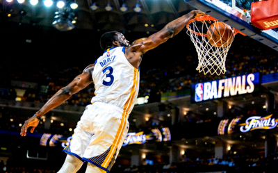 NBA总决赛篮球赛事图片 - 球员扣篮瞬间的精彩动作